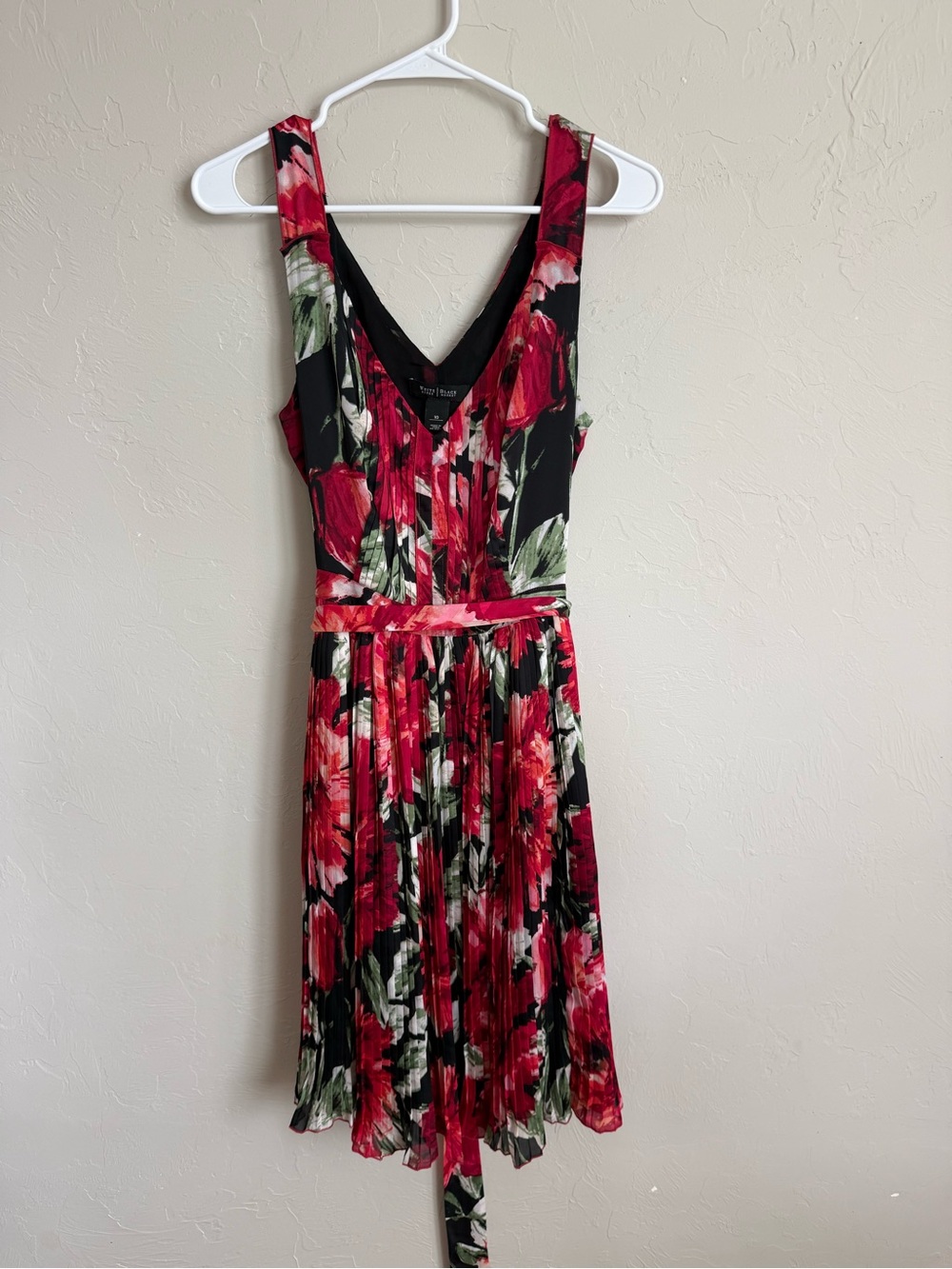 White House | Black Market Floral V-Neck pleated Dress